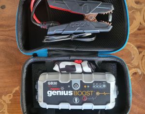 ავტომანქანის დამქოქი ,,jump starter  ჯამპ სტარტერი - ბუსტერი  NOCO Boost  GB30 400A შექმნილია და ინჟინერიულია აშშ-ში.