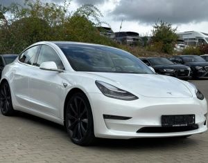 იშლება Tesla Model 3