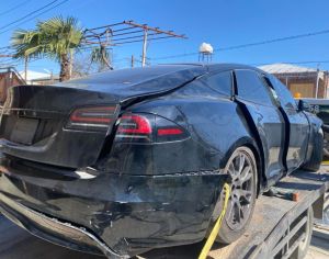 იშლება tesla model s 2024 long range ავტომობილი დგას ქუთაისში