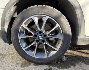 იყიდება BMW X5 F15 ის ორიგინალი R19 დისკები ზამთრის საბურავებით