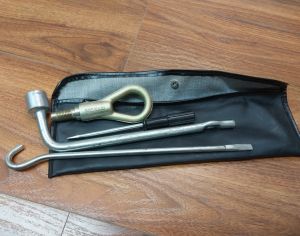 45ლ////592 40 12 71 NISSAN JUKE -ის საბუქსირე,ბორბლის მოსახსნელი კლუჩი,ატვიორკა(სახრახნისი)და დანკრატის ასაწევი სახელური