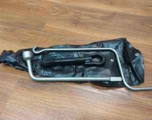 45ლ/////592 40 12 71 ტოიოტა ქამრის 2012-2014-იანის  საბუქსირე,ბორბლის მოსახსნელი კლუჩი და დანკრატის ამწევი სახელური